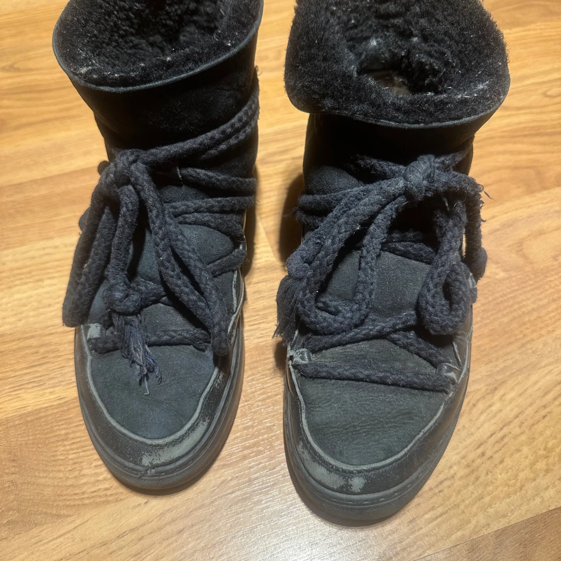 Svarta Inuikii boots med snörning