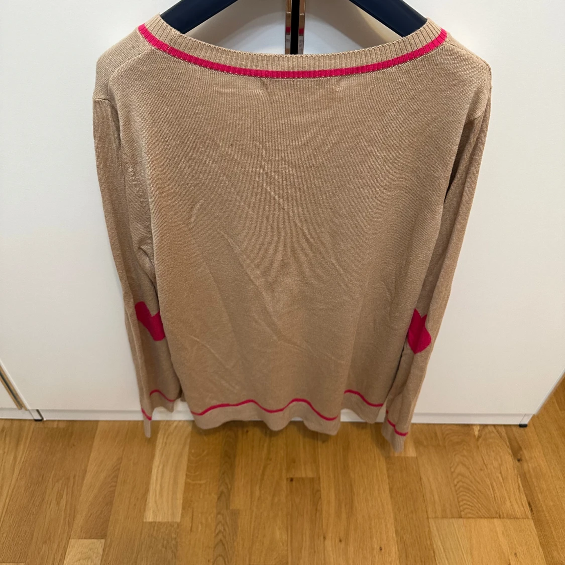 Beige stickad tröja med rosa detaljer - 1