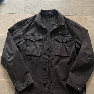 Replay jacka/field jacket  - Säljer en grymt snygg jacka ifrån Replay! Färgen kan vara svårt att tolka, skulle säga grön/grå. Jackan är sparsamt använd, inga tecken på användning, 10/10 skick!!! Storlek M