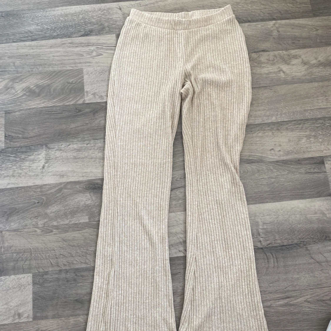 Beige ribbade bootcut byxor XS