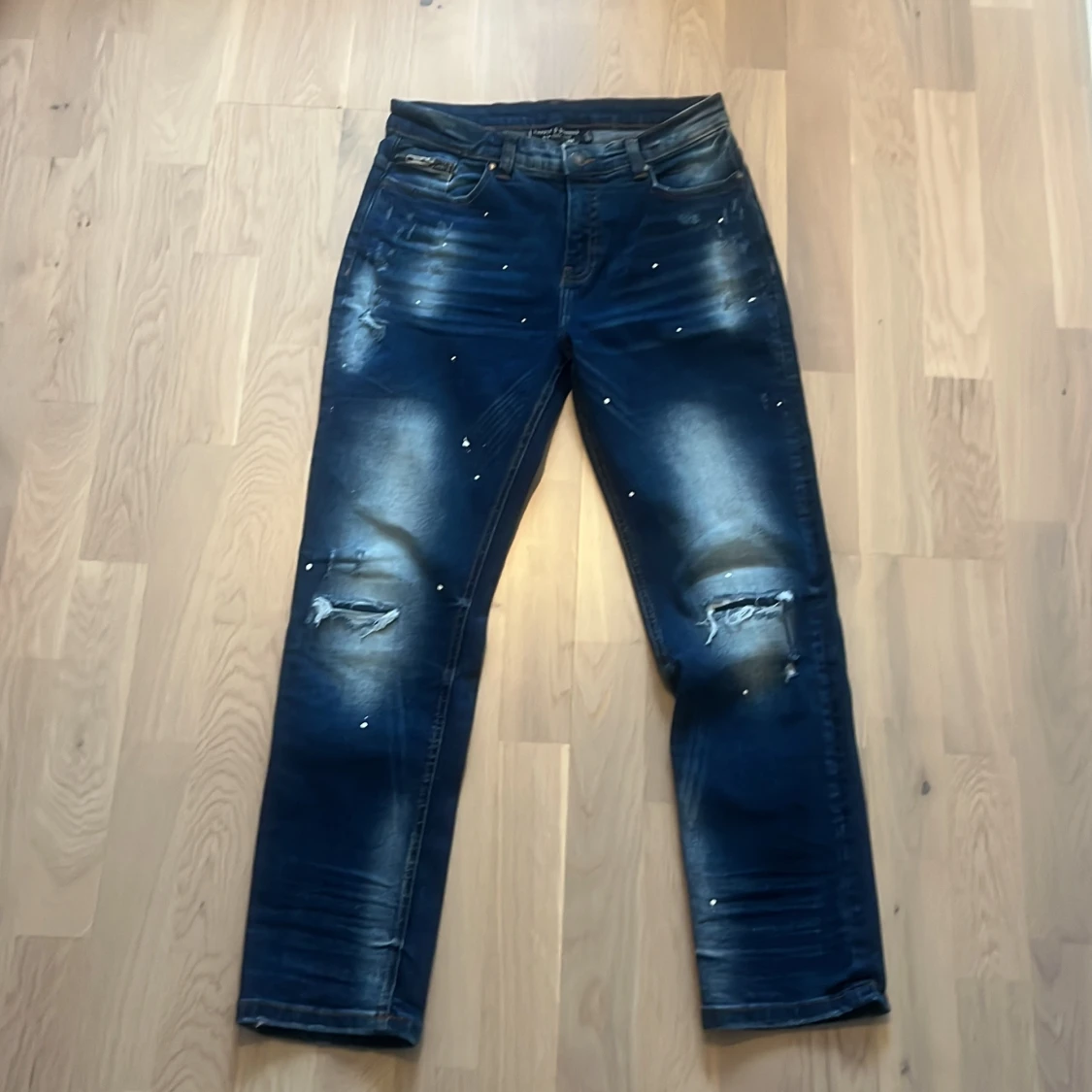 Blå jeans med slitningar Supply & Demand