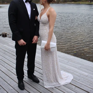 Dressroom linne balklänning  - Säljer nu min älskade balklänning från dressroom linne 💫 Endast använd under min bal, men då jag var sjuk under balen så hade jag bara på mig den någon enstaka timme för bilder osv. Därav i superfint skick♥️Balklänningen är uppsydd (tråcklad) för att passa min längd, men tyget är inte bortklippt utan finns kvar så att man kan återställa klänningen till sin ursprungliga längd utan att förstöra klänningen. Jag är ca 170cm lång med klackaskorna på, och balklänningen går hela vägen ner till marken