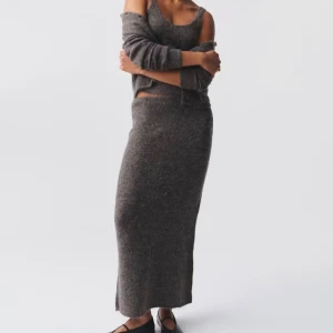 Stickad kjol - Brungrå stickad kjol som inte används längre. Stretchig och passar mig bra i längden som är 170cm. Egna bilder finns