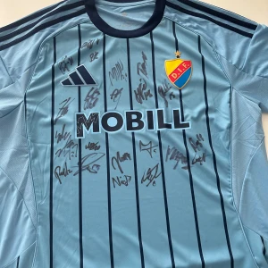 Djurgården signerad matchtröja - Säljer årets tröja signerad med årets trupp. Den har en nfc skan så att man kan se att den är äkta och verifierad. Passar inte priset dig så kom med något förslag