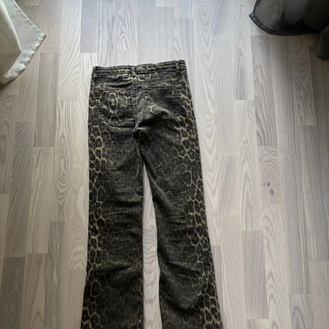 Leopardmönstrade jeans Sofie Schnoor - 1