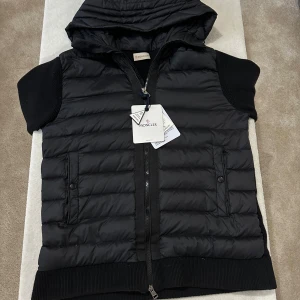 Svart moncler cardigan - Svart moncler cardigan. Använd några gånger, 9/10 skick. Det kommer med tags och moncler påse. Ställ frågor vid fundering! Priset är inte hugget i sten🚨
