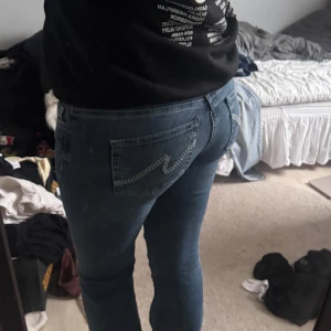 blåa jeans från Nelly - blå bootcut jeans från Nelly i storlek 36. väldigt bra skick, och använda fåtal gånger