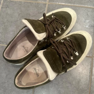 DIEMME SKOR - Riktigt schyssta diemme skor. Har används mellan 10-15 gånger men varsamt. Grym färg nu till hösten