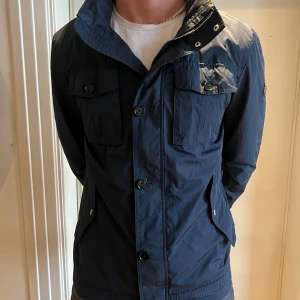 J.Lindeberg Bailey Jacka - En J.Lindeberg Jacka i storlek M perfekt till hösten. Mycket bra skick. Inkluderar luva.