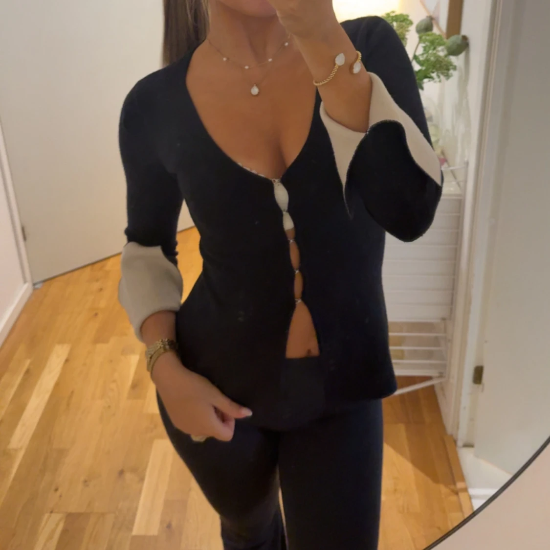 Svart kofta med v-ringning och kontrastärmar - 2