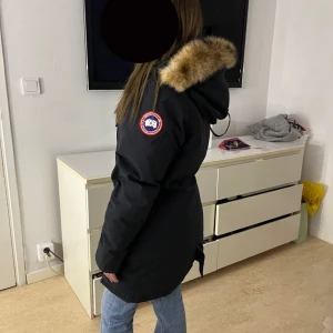 Canada Goose Jacka - Säljer en äkta Canada Goose Victoria Parka. Jackan har inga skador och använd endast en vinter. Den har både dragkedja och knappar framtill, långa ärmar och två stora fickor. Perfekt för vår kalla vinter när du vill hålla värmen.