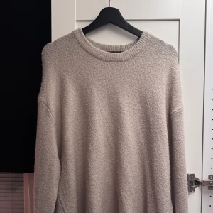 Stickad tröja  - Stickad tröja storlek L, köpt större för oversized fit passar mig som har S/m
