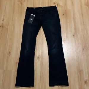 LTB Valerie jeans Mörkblå - Hej! Säljer LTB jeans åt min syster köpta från zalando | Camemta wash mörkblå, svart | Prislappar kommer med | Använda ofta inga hål och sprättade där nere passar runt 160 cm | Stl 27/30 | Nypris ~ 800kr 