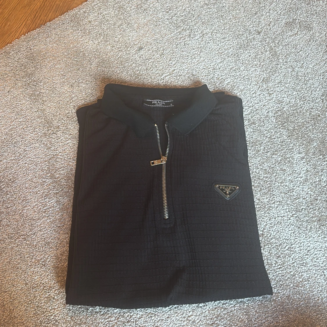 Svart pikétröja från Prada med zip