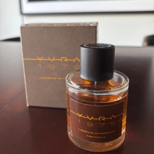 YVRA 1979 parfym - Rensar bland min parfymkollektion och säljer nu min YVRA 1979 som inte blev använd lika ofta som jag hoppats. Doftar manligt med en fräsch och smått kryddig öppning som därefter harmoniseras med en varm och träig avslutning. Enbart använd någon enstaka milliliter. Vid smidig affär kan pris övervägas.