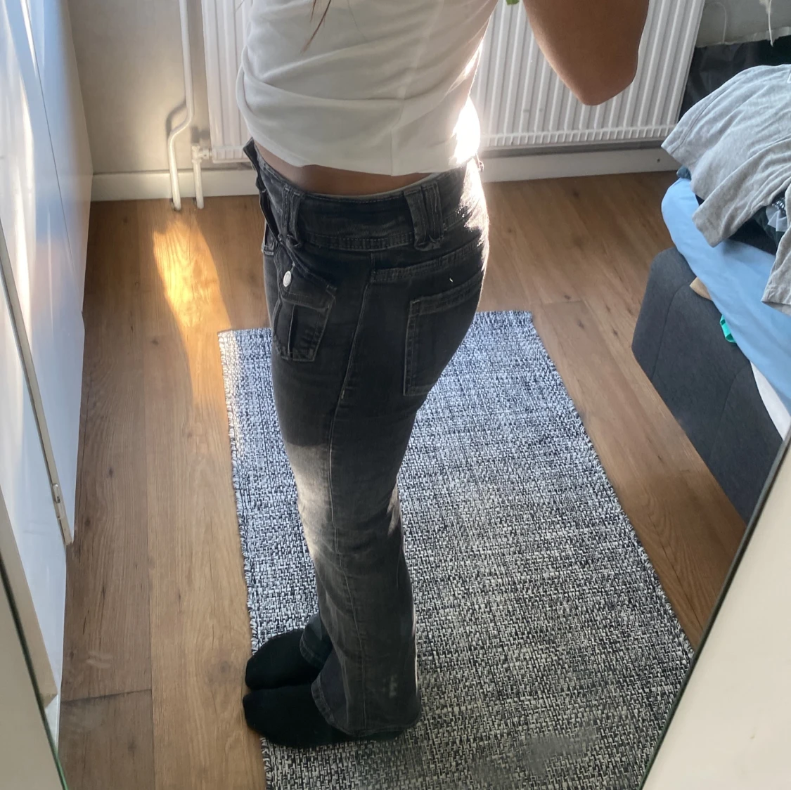 Svarta bootcut jeans från gina tricot young  - 1
