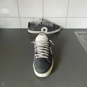 Oliver Cabell Smoke - Oliver Cabell skor i modellen Smoke. Jag köpte dom i somras från deras hemsida men jag köpte fel storlek så de är för små för mig. Jag har använt dom några gånger. Och kom gärna med frågor😃