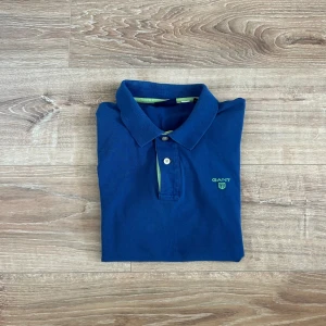 Gant piké  - En snygg pike perfekt inför sommaren i bra skick. Hör av er vid frågor annars fritt fram att använda ”köp nu”.