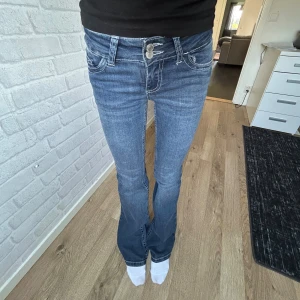 Blå jeans - Blå bootcut jeans från Nelly i storlek 32, nya!