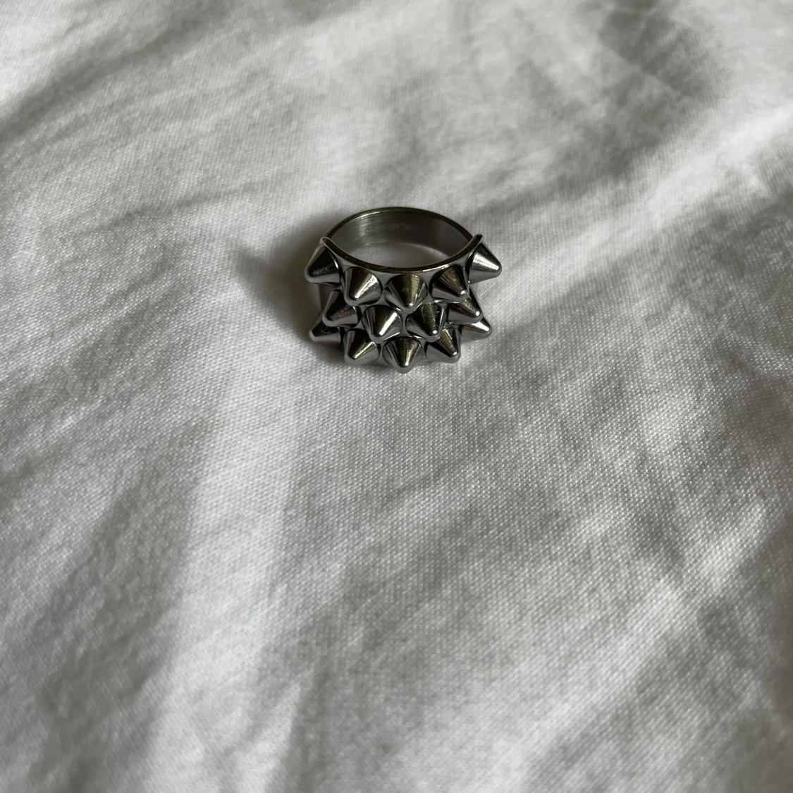 Edblad Silvrig ring med nitar - 2