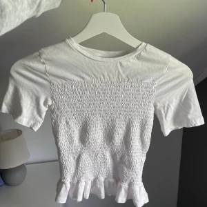Smockad topp - Så snygg och trendig volangtopp från Gina Tricot i fint skick!! Storlek 146/152 men passar XS. Observera att annonsen är återpublicerad därav jag köpte den av en tidigare tjej 🥰