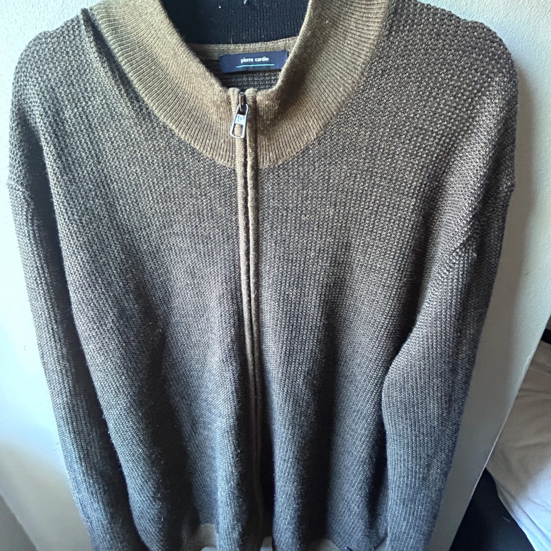Brun stickad kofta från Pierre Cardin