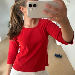 Röd tröja - Säljer denna röda tröja med trekvartsärm. Passar bra om man har smycken på handlederna och vill ha de synligt. Fint med rött❤️ säljer pga inte använt tillräckligt mycket, men bra skick!! 