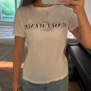 Vit t-shirt med tryck - Vit t-shirt med tryck 🤍