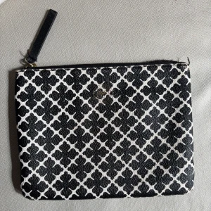 Ivy purse by Marlene birger - Fin väska från malene Birger. Det är i den äldre modellen. Har lite defekter. Se med tredje och fjärde bilden. Därav billigt pris 150 kr. 