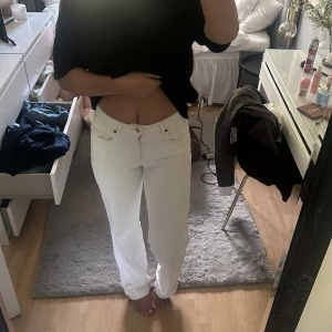 Vita Jeans Zara  - Vita jeans med raka ben och medel hög midja från Zara , storlek 38😊Mycket bra skick , lite slitna där nere men de ser bara snyggt ut😇💕Är 172 