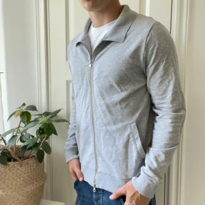 Stenströms full zip / cardigan M grå - Stenströms full zip / cardigan M grå, inga defekter. Modellen är 180,75 kg och bär M. Två fickor. 🫶