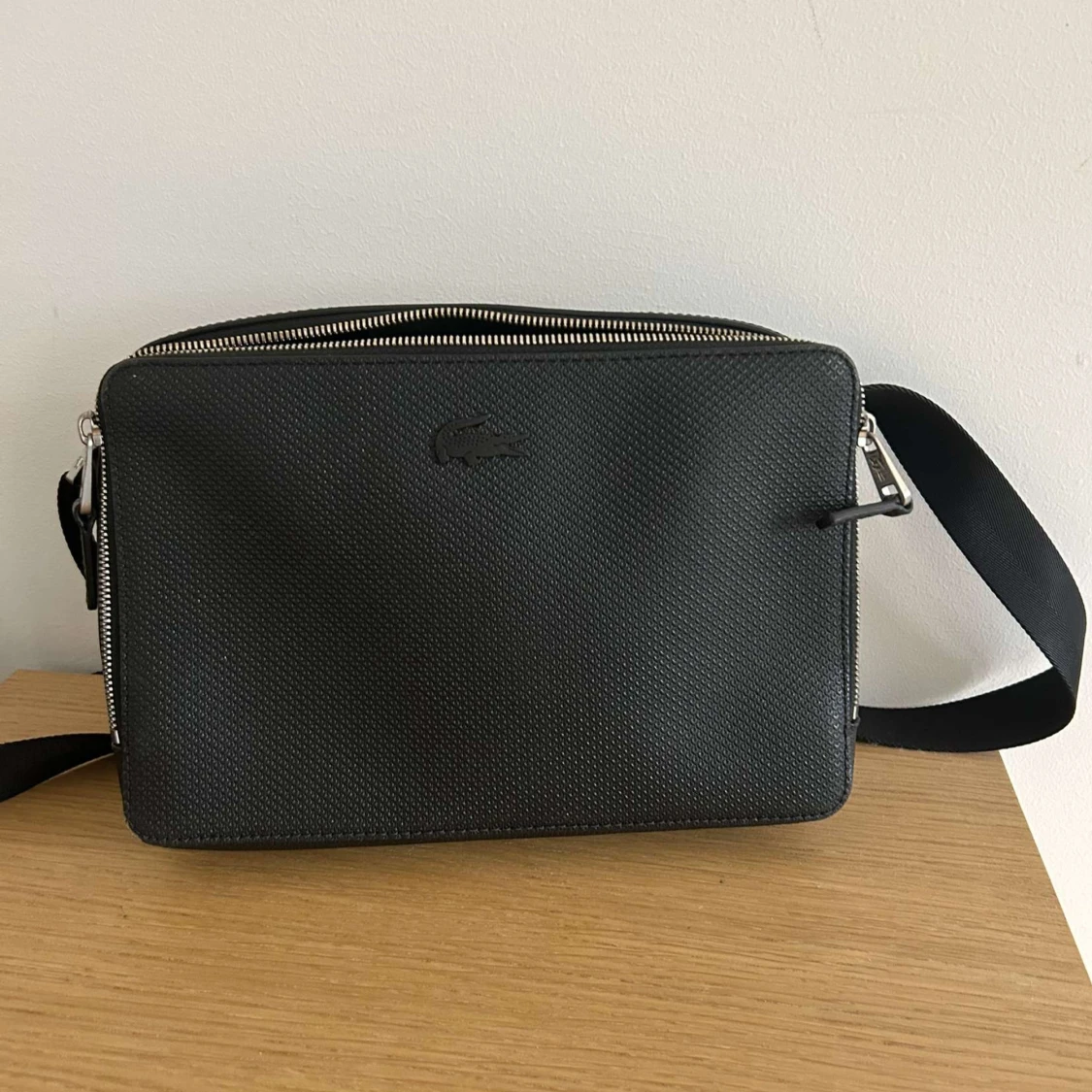 Svart axelväska från Lacoste - 1