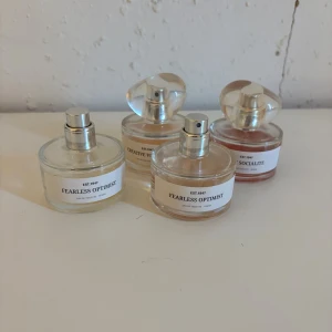 Fyra hm parfymer mixade dofter - Säljer fyra olika parfymer från EST.1947: Fearless Optimist, Creative Visionary och Socialite. Flaskorna är runda i genomskinligt glas med silvriga spraymunstycken och transparenta lock. Färgerna på vätskan varierar från klar till rosa och bärnstensfärgad. Veganska Eau de Toilette.