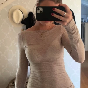 Intimissimi tröja beige - Säljer en beige långärmad topp med tight passform och rundad halsringning från intimissimi. Superfin till hösten och endast använd några få gånger. Nypris ca 500