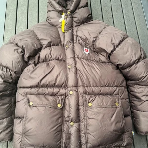 Fjällräven expedition jacka  - Tjena, säljer nu denna riktigt snygga och populära Fjällräven expedition jackan, den har små tecken på användning, men annars fint skick, lite mörkare brun färg, hör av er vid frågor och funderingar🙌🤝