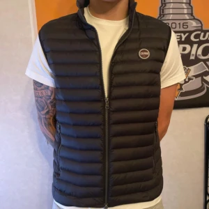 colmar väst - säljer nu min colmarväst då den inte kommer till snvändning. storlek 50 men sitter exakt som 48 vilket är size M/medium, de  är perfekt arr ha under hoodie nu till hösten. köptes för 2600 i vintras säljer nu för 1100. den är inprincip ny och bara använd några få gånger. skic om du har minsta lilla fundering