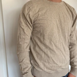 Finstickad tröja från jack&jones  - En finststickad tröja från jack&jones i storlek L. Den är i väldigt fint stick och knappt andvänd.