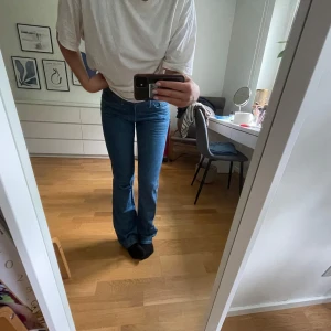 Blå lågmidjade bootcut jeans från Filippa K - Snygga lågmidjade blå jeans från Filippa K med en bakficka och bootcut-ben. Mycket gott skick. Jag är 168 cm. Står som storlek M, men motsvarar storlek S.