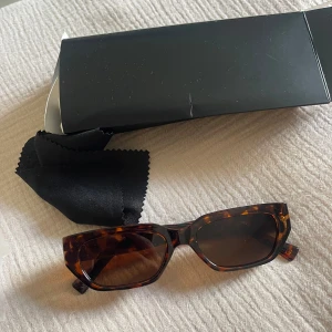 Bruna rektangulära solglasögon - Snygga solglasögon med rektangulär form och brunmelerad båge i klassiskt sköldpaddsmönster🖤🤎