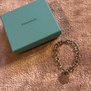 Tiffany & Co armband - Säljer detta Tiffany & Co armandet i silver som är i mycket bra skick! Nypris ca 7930kr! Pris kan ändå diskuteras💕