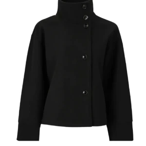 Kappa Gina Tricot  - Stilren svart kappa från gina tricot som passar till allt. Använd 1 gång. Postar inom 24 timmar! 