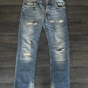 Nudie Jeans Straight Sven - Riktigt snygga nudie jeans med väldigt najs slutningar som gör dessa jeans ännu snygga dem är i model straight Sven och storlek 31w32l vid fler frågor är det bara att skriva Mvh FABIANFASHION