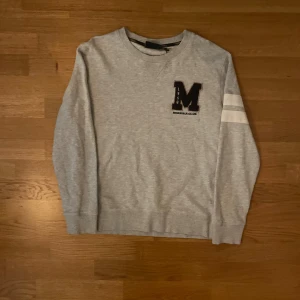 Morris sweatshirt Ljusgrå - Fin Morris sweatshirt i storlek L i mycket bra skick. Skriv för fler frågor eller bilder 