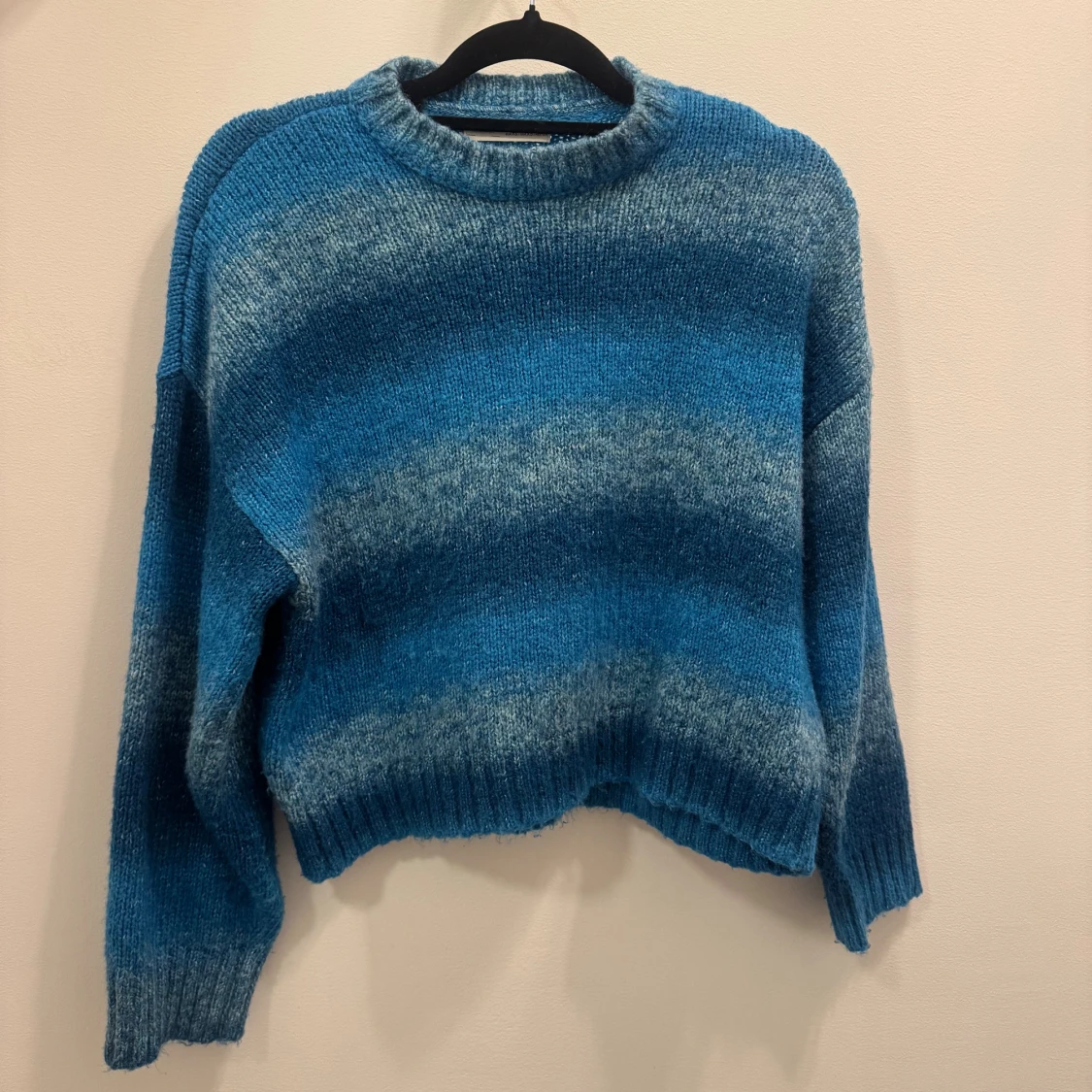 Blå stickad randig tröja