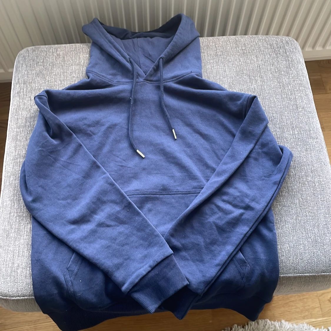 Blå hoodie med tryck från Hopily - 1