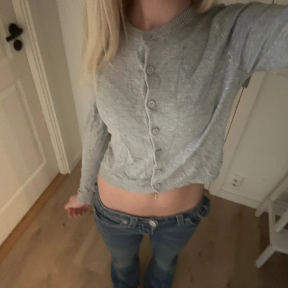 Ljusgrå croppad kofta med knappar