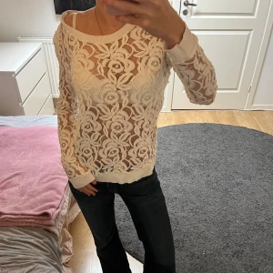 Vit långärmad topp - Vit långärmad topp från samsøe o samsøe, knappt använt inga defekter 