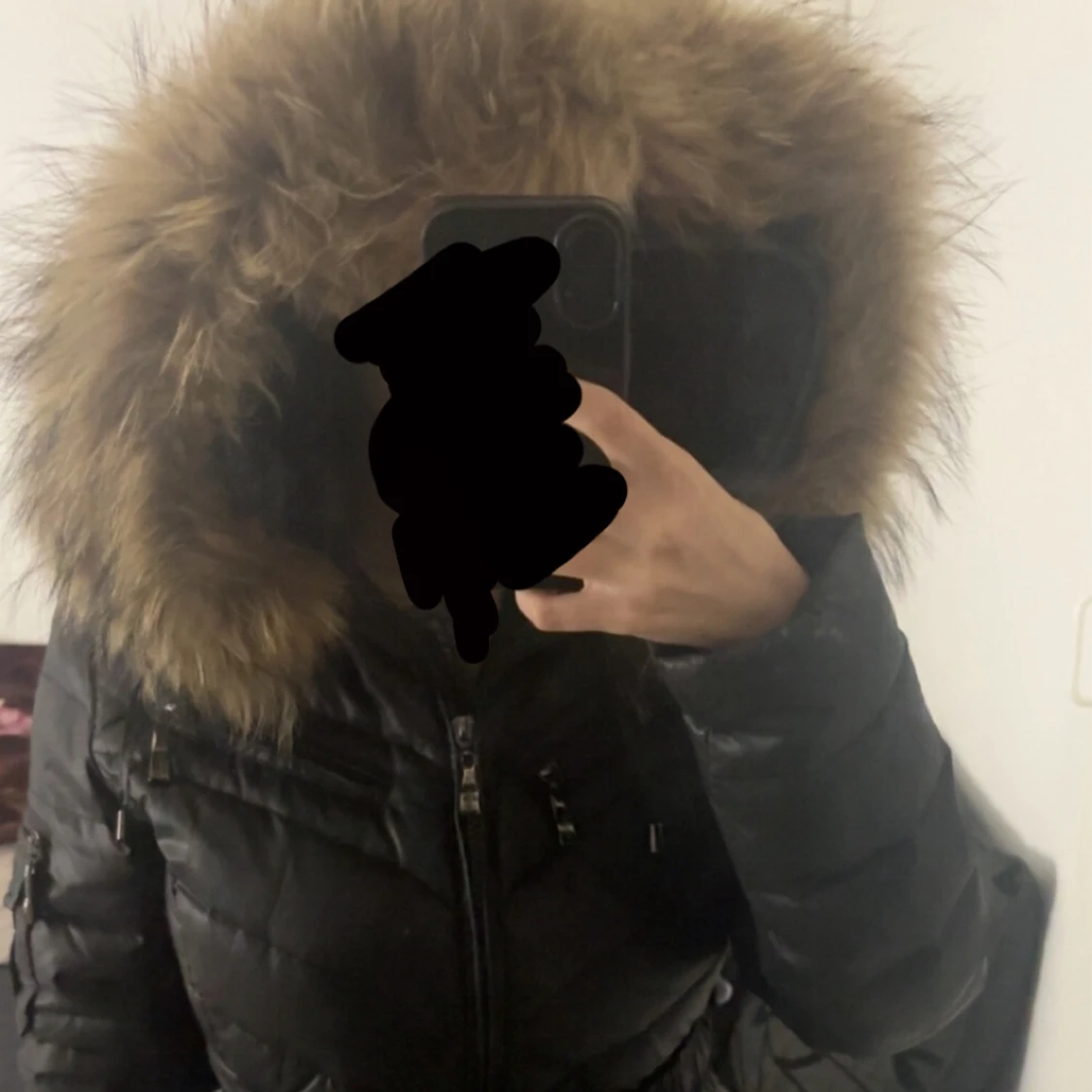 Svart pufferjacka med fuskpäls - 1