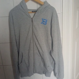 Better bodies zip hoodie - Better bodies zip hoodie som har stretching material som funkar perfekt för gymmet och daglig använding. Storlek:M. Den har inga defekter och är knappt använd.