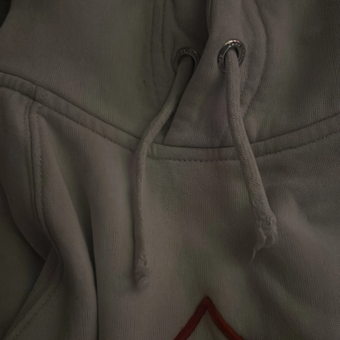 Vit hoodie från GANT med röd logga - 3